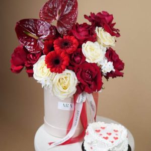 Gift Love For Her Cu Aranjament Si Tort Pentru Indragostiti