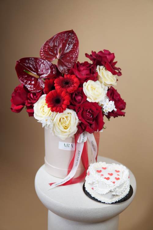 Gift Love For Her Cu Aranjament Si Tort Pentru Indragostiti