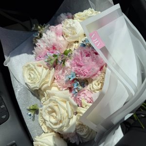 Buchet cu trandafiri albi și bujori roz