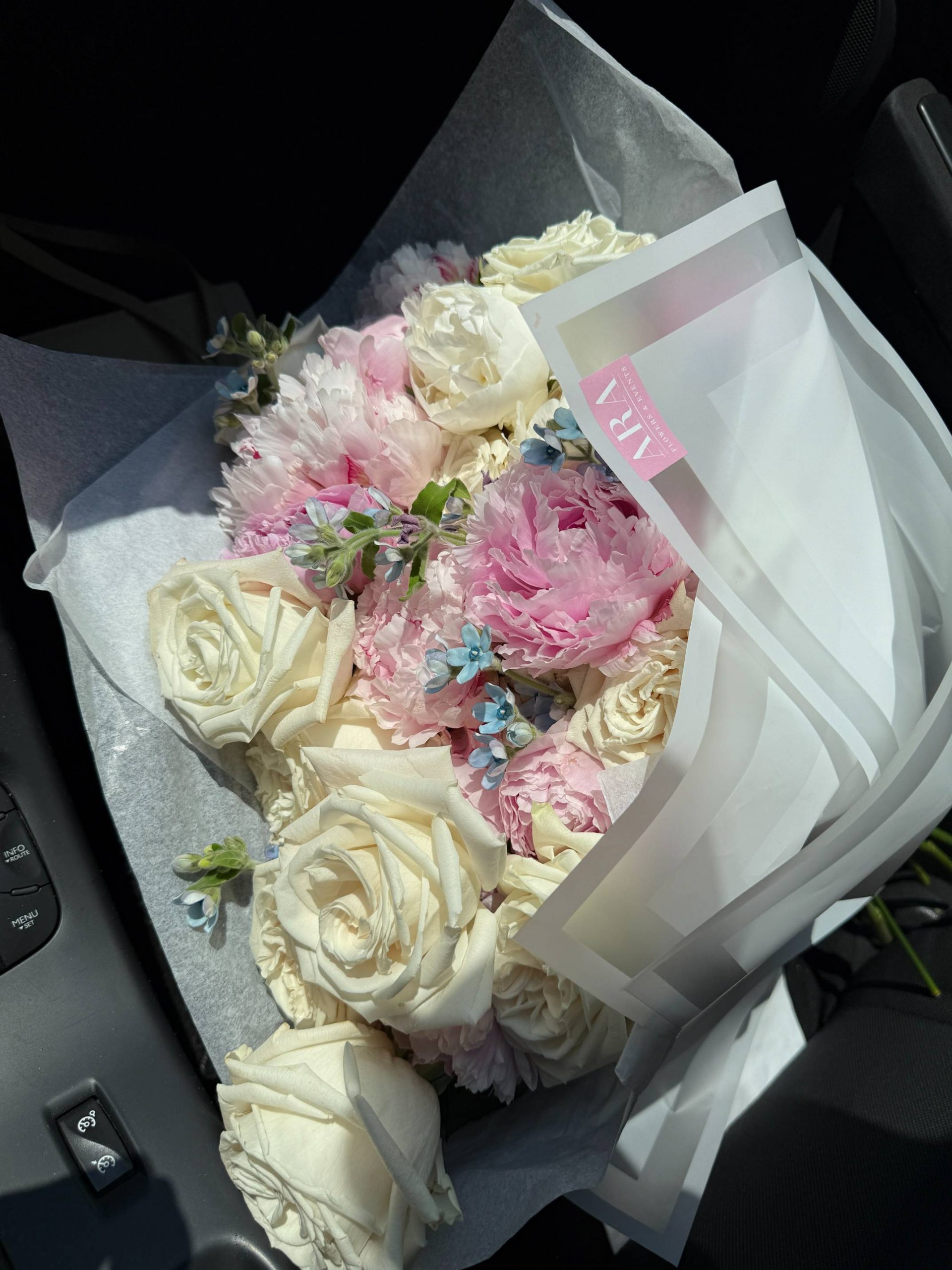 Buchet cu trandafiri albi și bujori roz